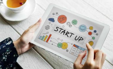 sosmed engagement startup teknologi
